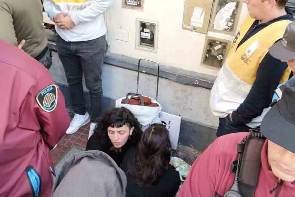 La Policía de la Ciudad suspendió un dúo de tango en feria callejera