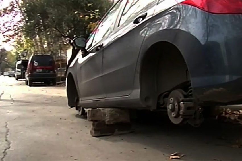 Detienen en Villa Soldatti a dos expertos roba ruedas