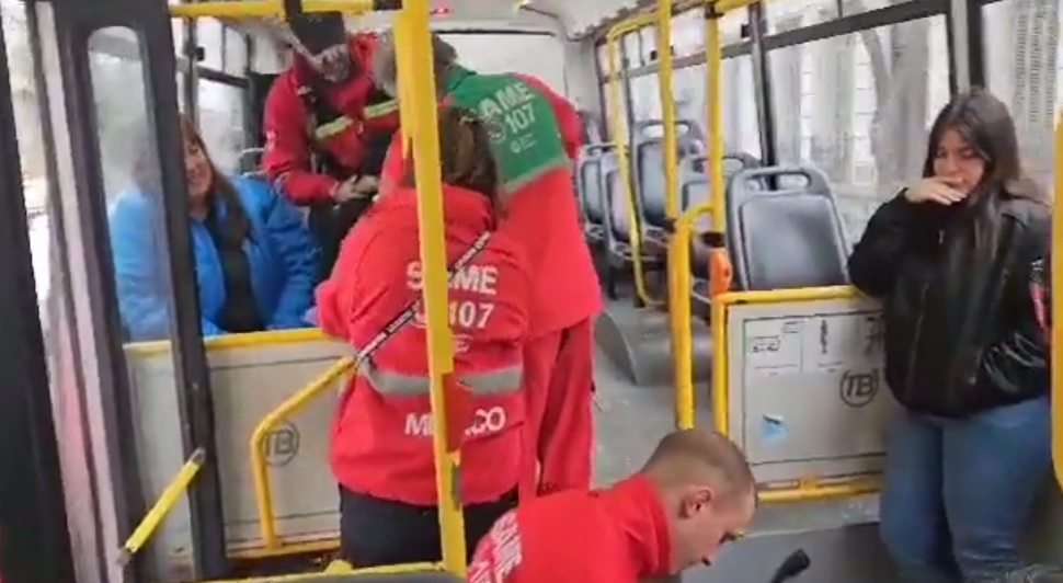 Balvanera: cinco heridos al chocar un colectivo y un auto en Venezuela y Sarandí