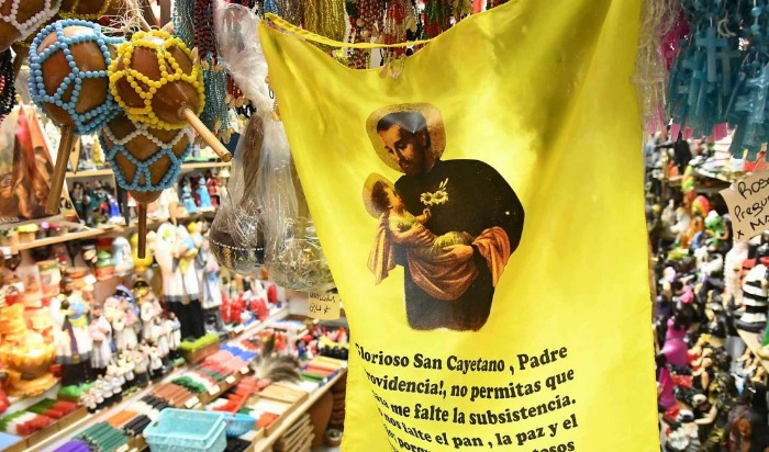 Liniers: vigilia, misas y bendiciones para miles de fieles en San Cayetano