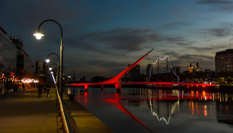 Ciudad ilumina monumentos de rojo contra la trata de personas