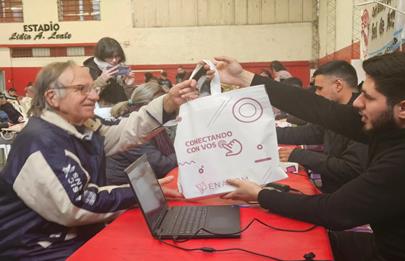 Entrega de tablets en el club Sol de Mayo