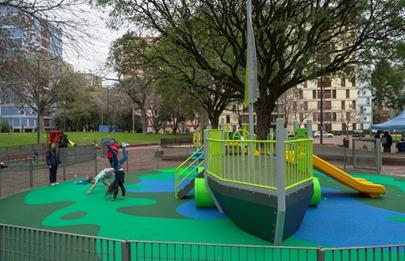 Inauguración del nuevo patio de juegos de la plaza Islas Malvinas