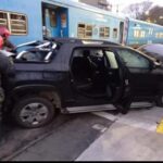 Intentó cruzar con la barrera baja y fue embestido por un tren