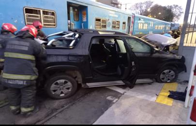 Intentó cruzar con la barrera baja y fue embestido por un tren