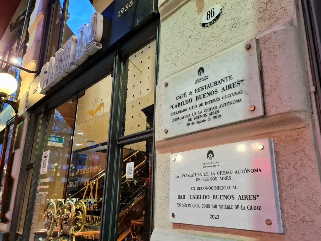 Descubrieron una placa en “Cabildo Buenos Aires”, declarado Bar Notable de la Ciudad