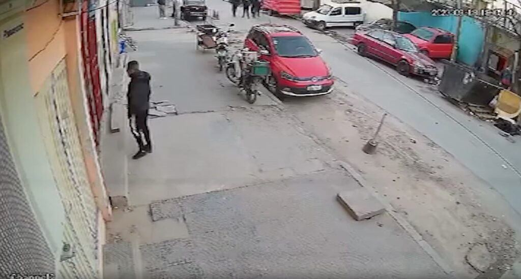 Robaron una camioneta y en la persecución policial chocaron tres vehículos y atropellaron a dos personas