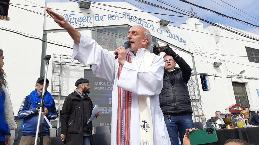 Barracas: curas villeros realizaron una “misa de desagravio” al papa Francisco ante críticas de Javier Milei