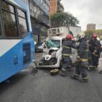 Villa Luro: chocaron un colectivo y una camioneta, cuyo conductor debió ser rescatado
