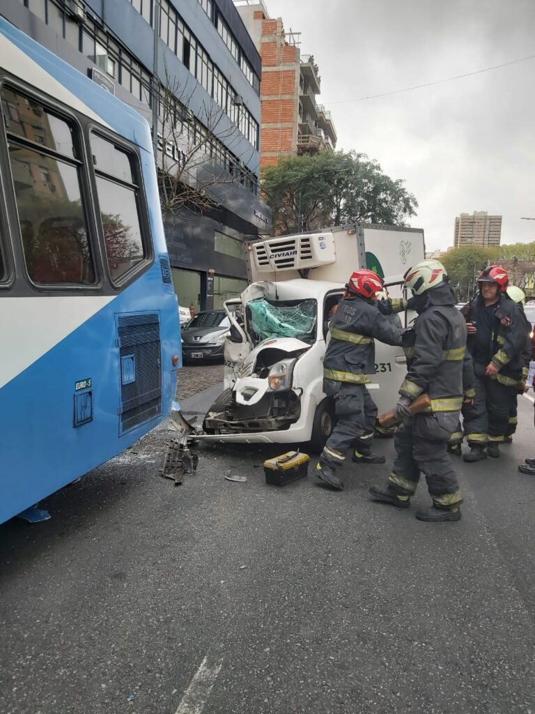 Villa Luro: chocaron un colectivo y una camioneta, cuyo conductor debió ser rescatado