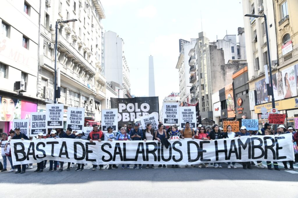 Piqueteros se movilizaron en el centro porteño para exigir el aumento del Salario Mínimo