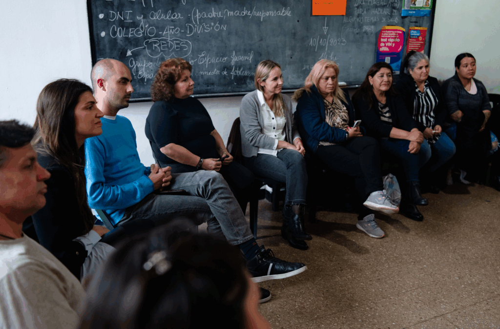 Clara Muzzio y Gabriel Mraida, junto a mujeres de grupos comunitarios