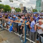 Reventa de entradas y camisetas truchas en cercanías al Monumental