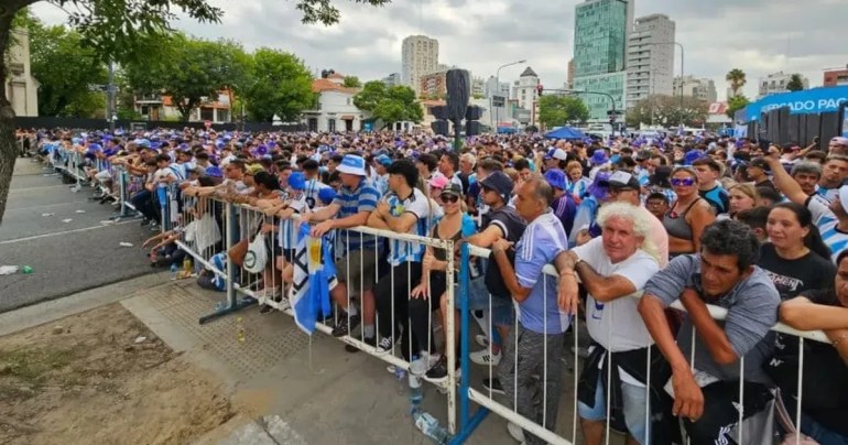 Reventa de entradas y camisetas truchas en cercanías al Monumental