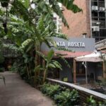 Belgrano y un café dentro de  un edificio emblemático