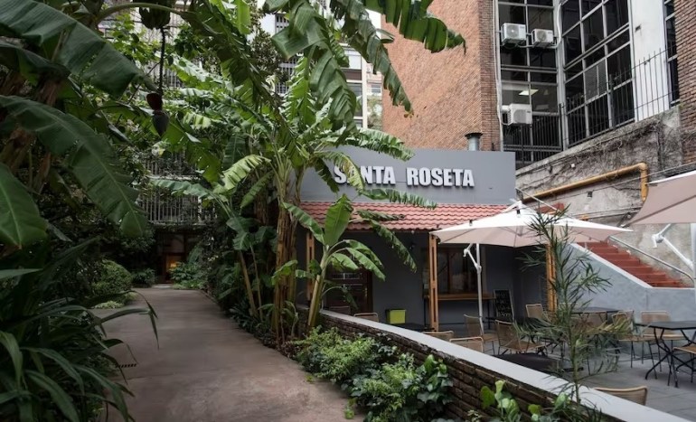 Belgrano y un café dentro de  un edificio emblemático