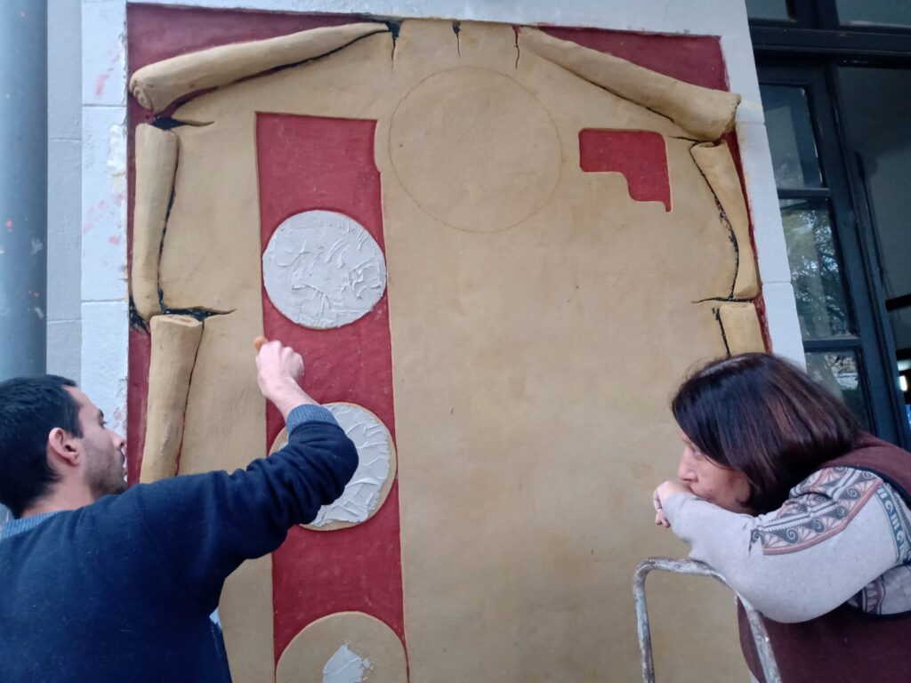 Inició la recreación de los murales de Héctor Rapisarda en la estación Villa Lugano del tren Belgrano Sur