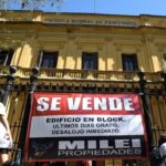 Balvanera: familias colocaron un cartel de “venta” en el Mariano Acosta contra las políticas de Milei