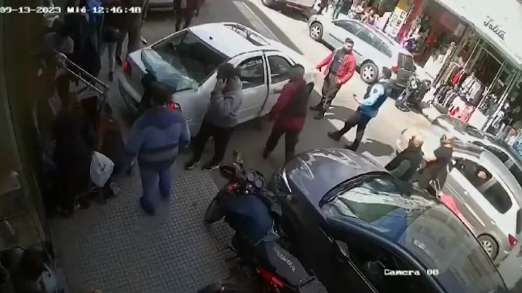 Floresta: perdió el control del auto, lo subió a la vereda y mató a una mujer