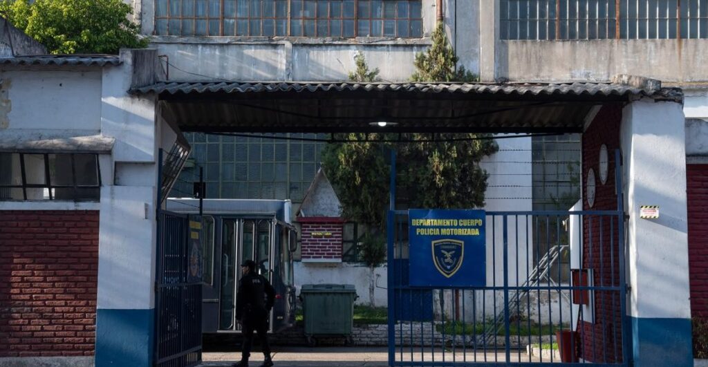 Barracas: un policía motorizado se atrincheró en una dependencia y amenazó con suicidarse