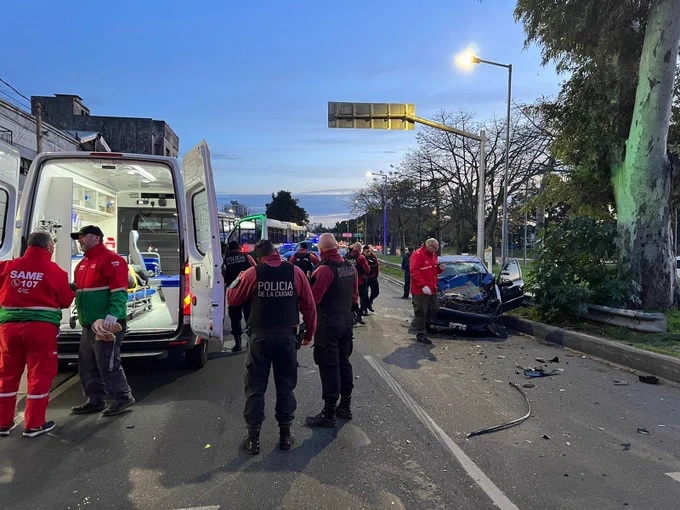 Un auto y un colectivo chocaron en General Paz y Lope de Vega: al menos cuatro heridos