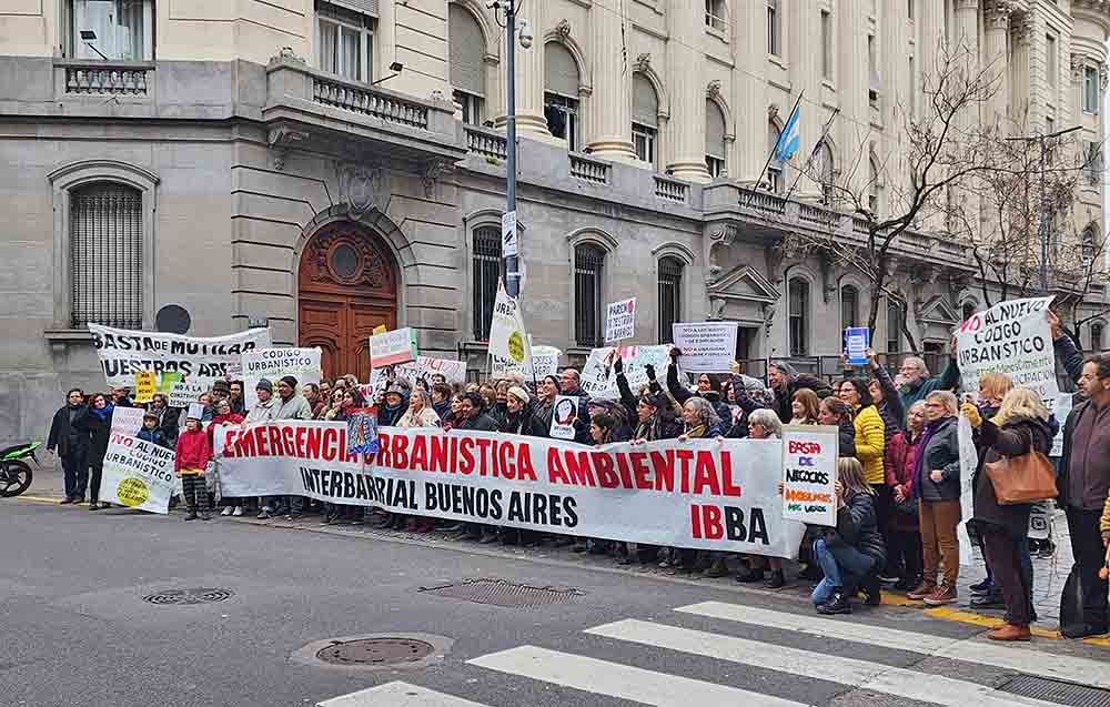 Marcha de vecinos y rechazo del oficialismo