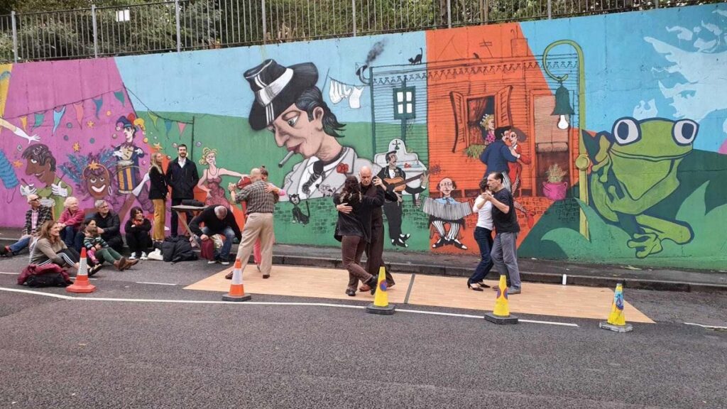Artistas de La Boca pintaron murales con alegorías ribereñas en Manchester