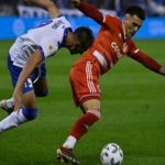 Todo Liniers festejó el triunfo de Vélez ante River