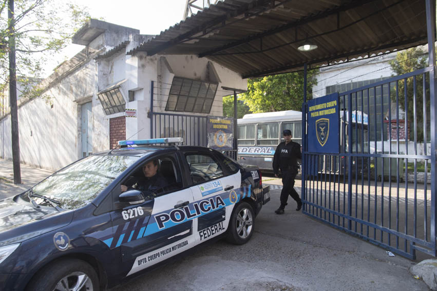 Tras brote psicótico reducen al efectivo policial atrincherado en Barracas