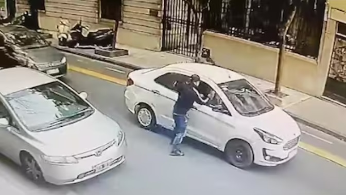 Recoleta: motochorros rompieron los vidrios de un auto y robaron un bolso con dólares