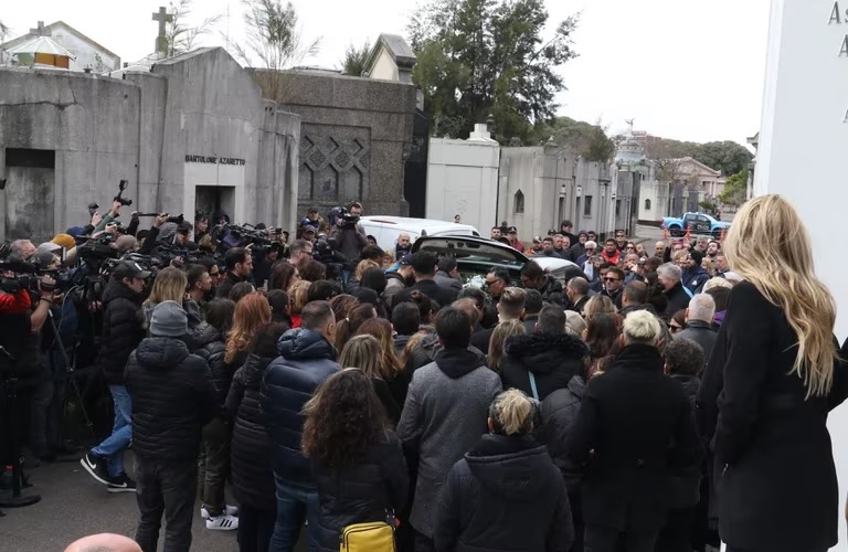 Inhumaron los restos de Silvina Lunaen el Cementerio de la Chacarita