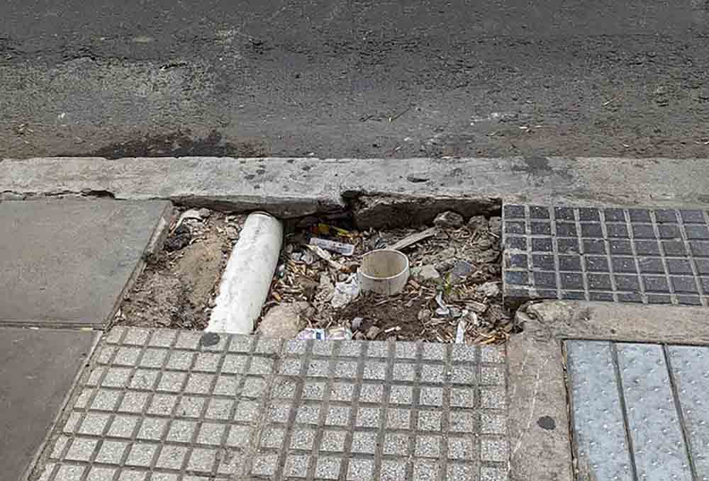 Balvanera: Fundación Rumbos dijo que fue una “tragedia anunciada” la muerte de la anciana que resbaló por una vereda en mal estado