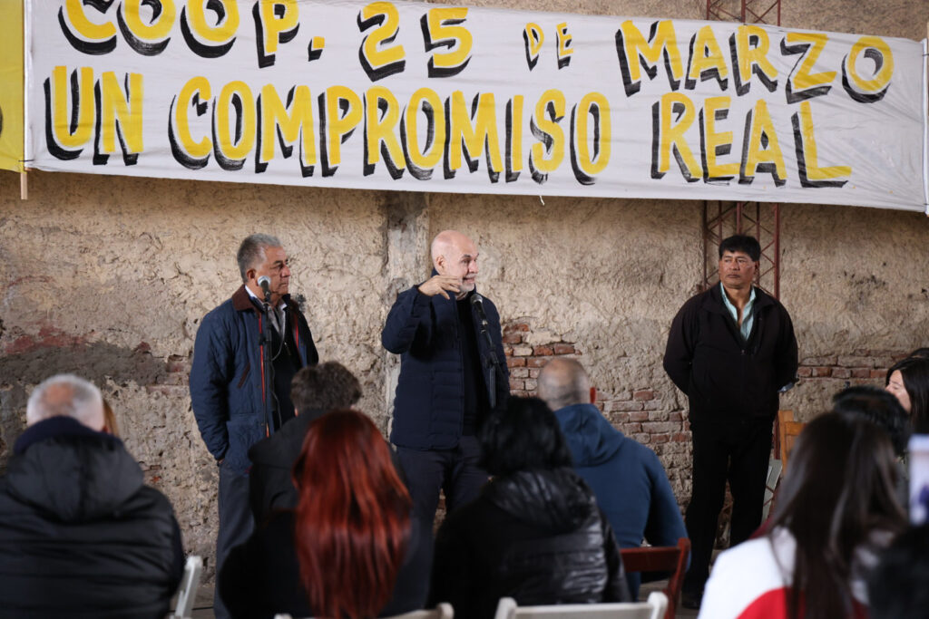 Villa Lugano: Rodríguez Larreta entregó escrituras a familias del Barrio 20