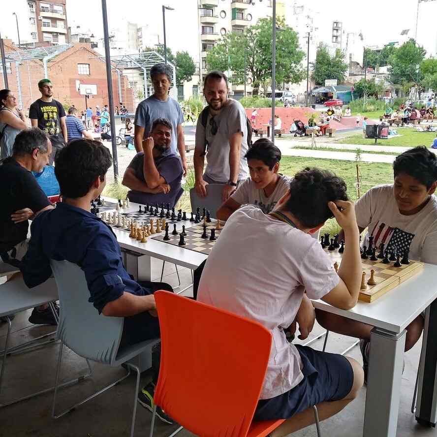 Balvanera: festival con candombe, ajedrez, paisajismo y teatro en el Parque de la Estación