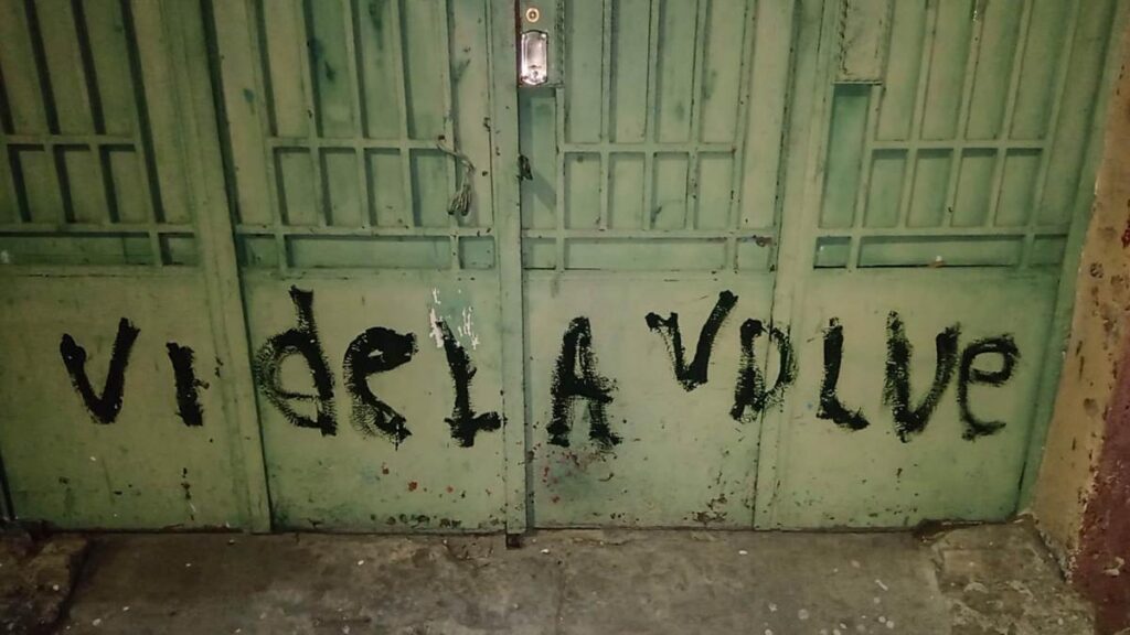 Pintadas “de odio” contra un establecimiento educativo