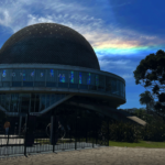 Qué es la Iridiscencia, el fenómeno óptico que surcó el cielo del AMBA