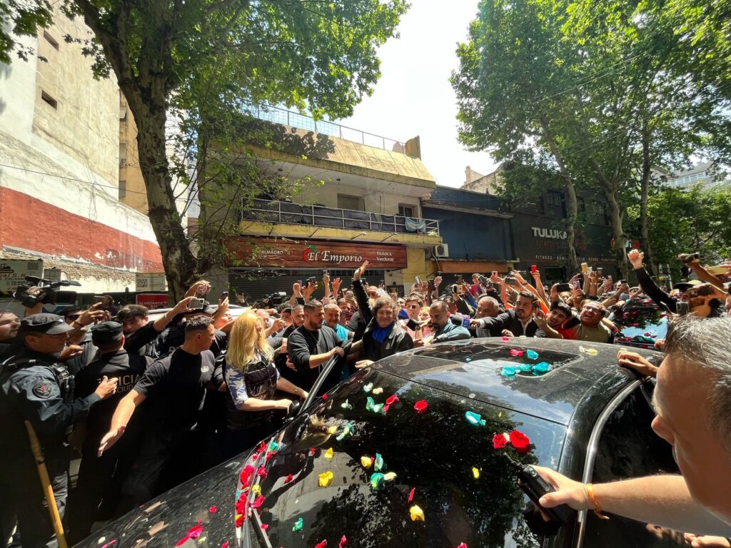 Javier Milei votó en Almagro tras un cortejo con flores y llamó a hacer el “mejor gobierno de la historia”