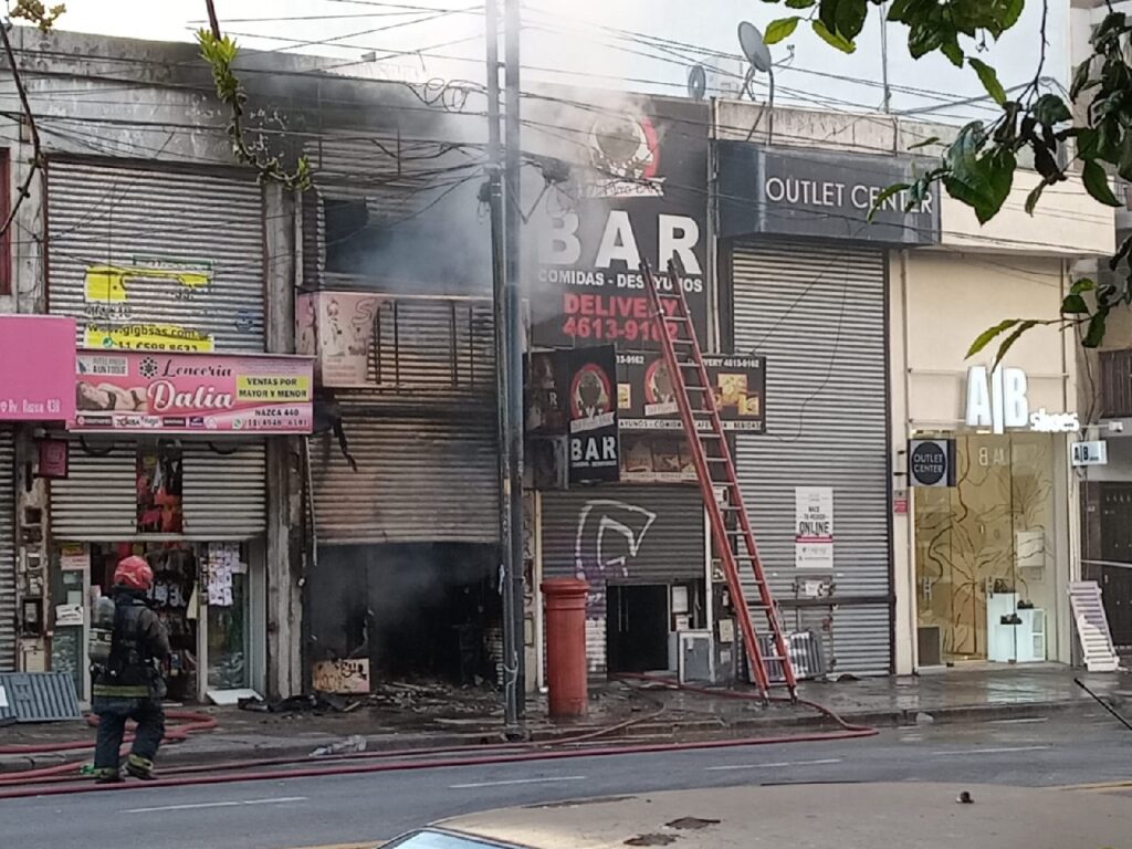 Se incendió un depósito en Flores y afectó a varios comercios linderos: evacuación y varios afectados por inhalar monóxido de carbono