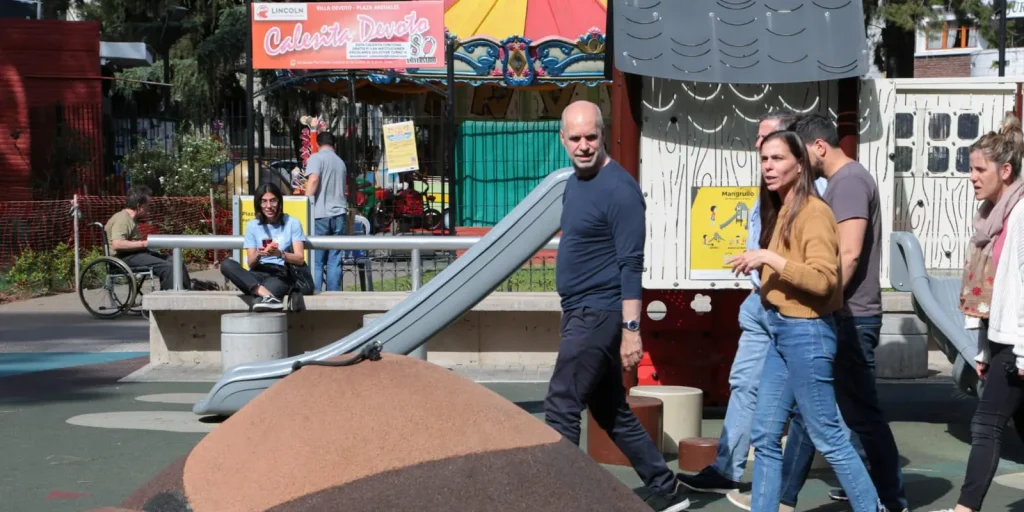 El Jefe de Gobierno recorrió Villa Devoto y Floresta, conversó con vecinos y escuchó propuestas