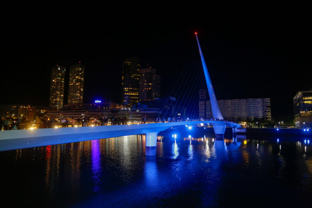 La Ciudad ilumina con los colores de Israel el Obelisco y otros monumentos porteños