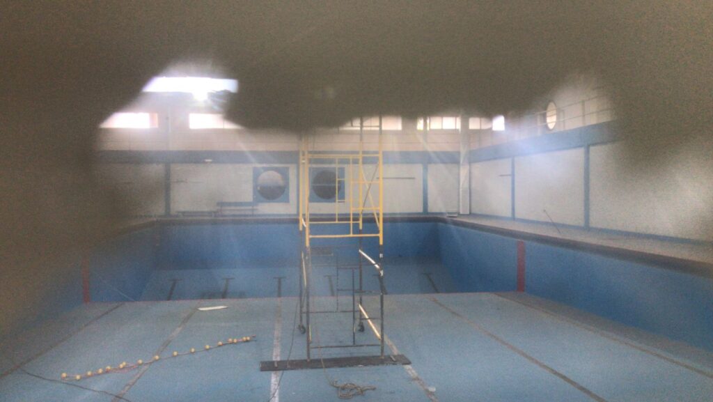 Vecinos y usuarios piden reunirse con funcionarios por las obras del natatorio cubierto del Polideportivo Parque Chacabuco