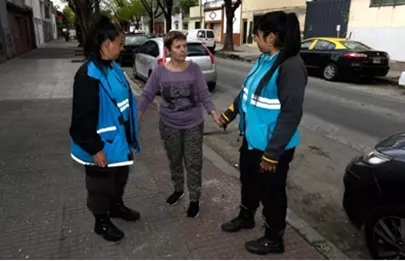 Agentes sacan a niña de crisis en Villa Soldati