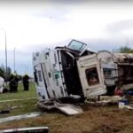 Villa Soldati: un camión cisterna que transportaba aceite volcó y su chofer murió en el acto