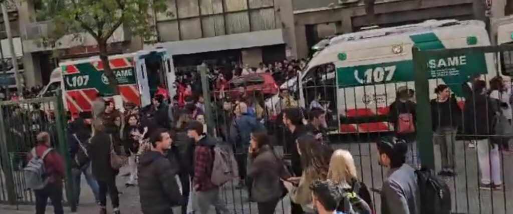 Recoleta: evacuación y al menos 10 personas intoxicadas por un escape de gas en la Facultad de Odontología