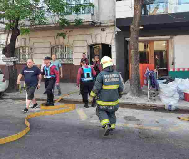 Boedo: se incendió un departamento en Cochabamba al 3700, dos personas asistidas