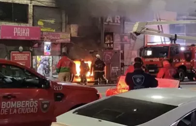 Voraz incendio destruyó un local de venta de ropa en Flores