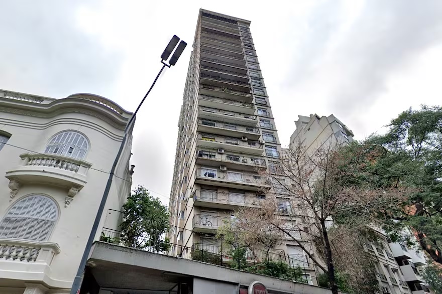Palermo: un joven murió tras caer del piso 22 de una torre frente al Jardín Botánico