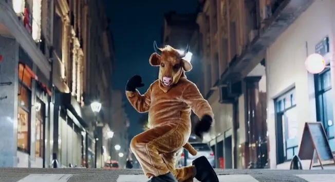 Leandro Santoro lanzó un nuevo spot con la mascota San Toro: “Ridículo es que el subte no funcione las 24 horas”