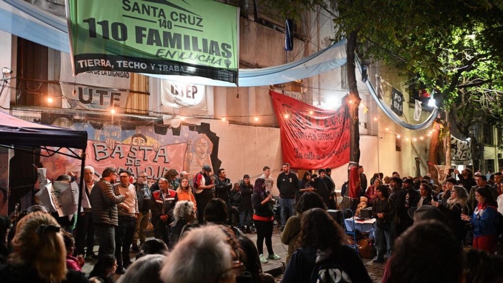 Más de 100 familias resisten el desalojo de la Casa Santa Cruz de Parque Patricios