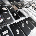 Flores: Clausuran local con teléfonos robados